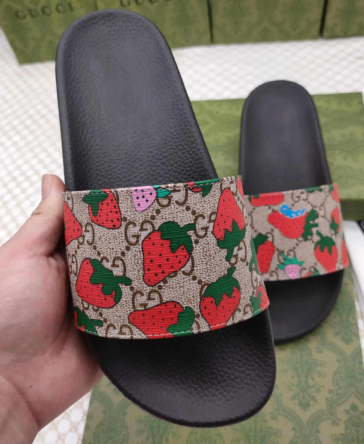 👟👟Ex-factory price 220👟👟 Couple model 🎗Gucci "Gucci" slippers, a much-anticipated one, so beautiful that it will melt your hearts❤,! It is simply a masterpiece of extraordinary craftsmanship. It is a must-have for everyone. It is made by open molding. The foot feels Q-elastic and super soft. The upper foot is super delicate. Size number (35~47), exclusive model, with many layouts, there is always one you like🎉🎉